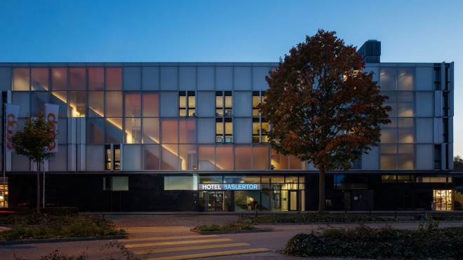 Fassade bei Nacht