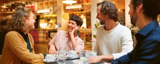 Gruppe von Leuten im Restaurant